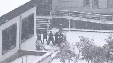 Kayapınar’da Bembeyaz Kutlama: Öğrenciler Karın Keyfini Şarkılarla Yaşadı