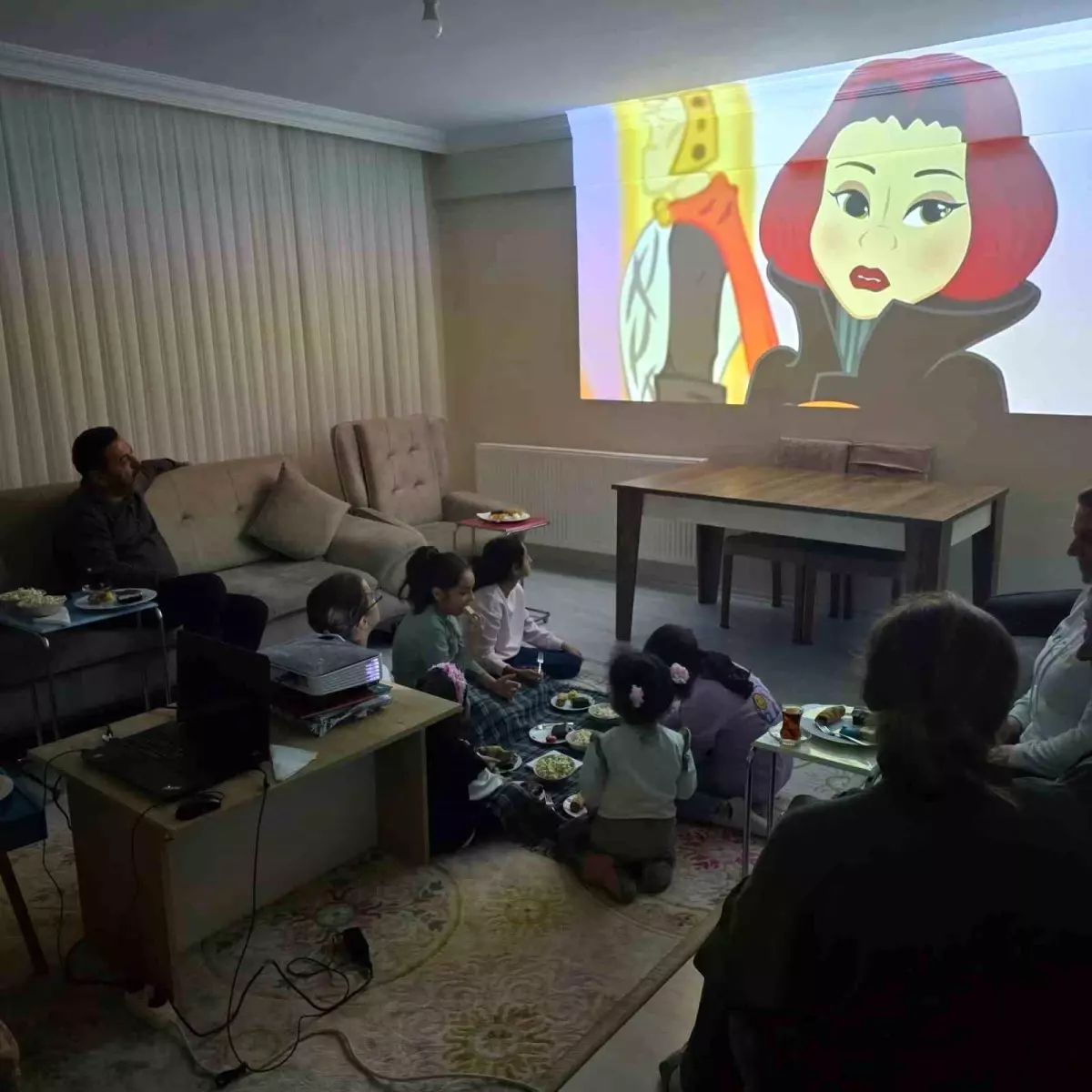 Bilecik’te Çocuk Evlerine Renkli Çizgi Film Günü: İl Müdürü Nejat İlhan’dan Sıcak Sürpriz