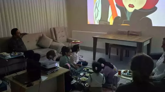 Bilecik’te Çocuk Evlerine Renkli Çizgi Film Günü: İl Müdürü Nejat İlhan’dan Sıcak Sürpriz