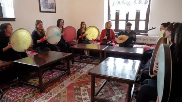 Sahnedeki Kadın Çığlığı Erbane performansı