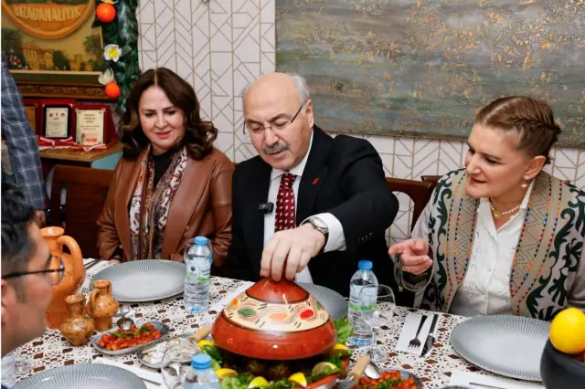 Açılışta Vali Köşger'in kurdele kesme anı