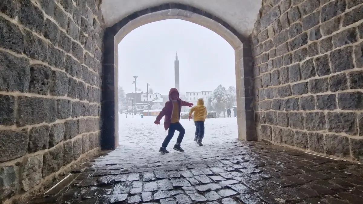 Diyarbakır’ın Tarihi Surları Karla Buluştu: Dronla Büyüleyici Görüntüler