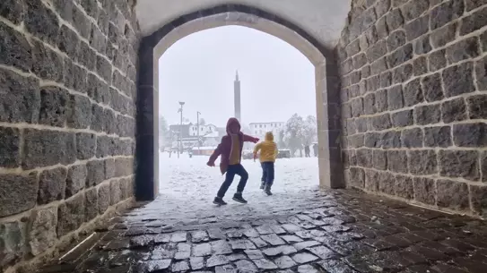 Diyarbakır Surları karla örtülmüş dron görüntüsü