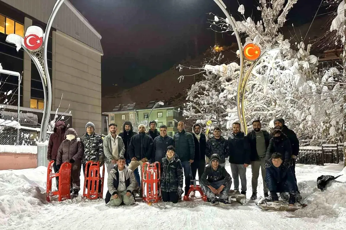Van'ın Çatak İlçesinde Kızak Rüzgarı: Öğrenciler Karın Tadını Çıkarıyor