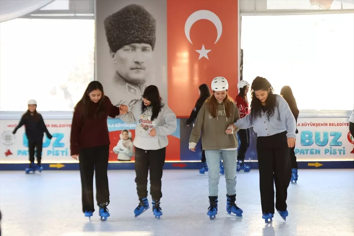 Muğla Kent Meydanı’nda kurulan buz pateni pisti