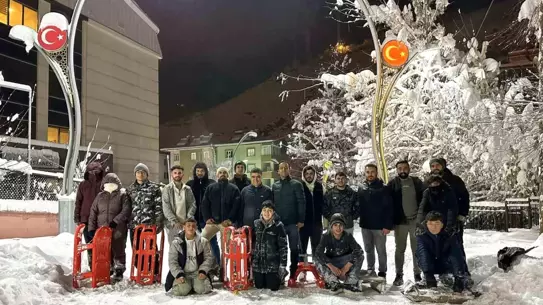 Öğrencilerin kızakla kaydığı an