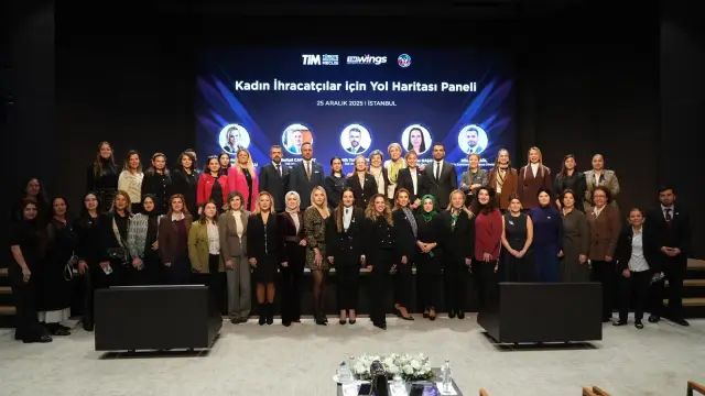 Zirve kapanışında grup fotoğrafı