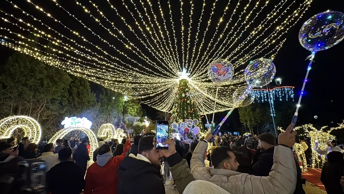 Adana ve Mersin'de 2026 Yılbaşı Coşkusu: Işıklar, DJ'ler ve Sokak Pazarı