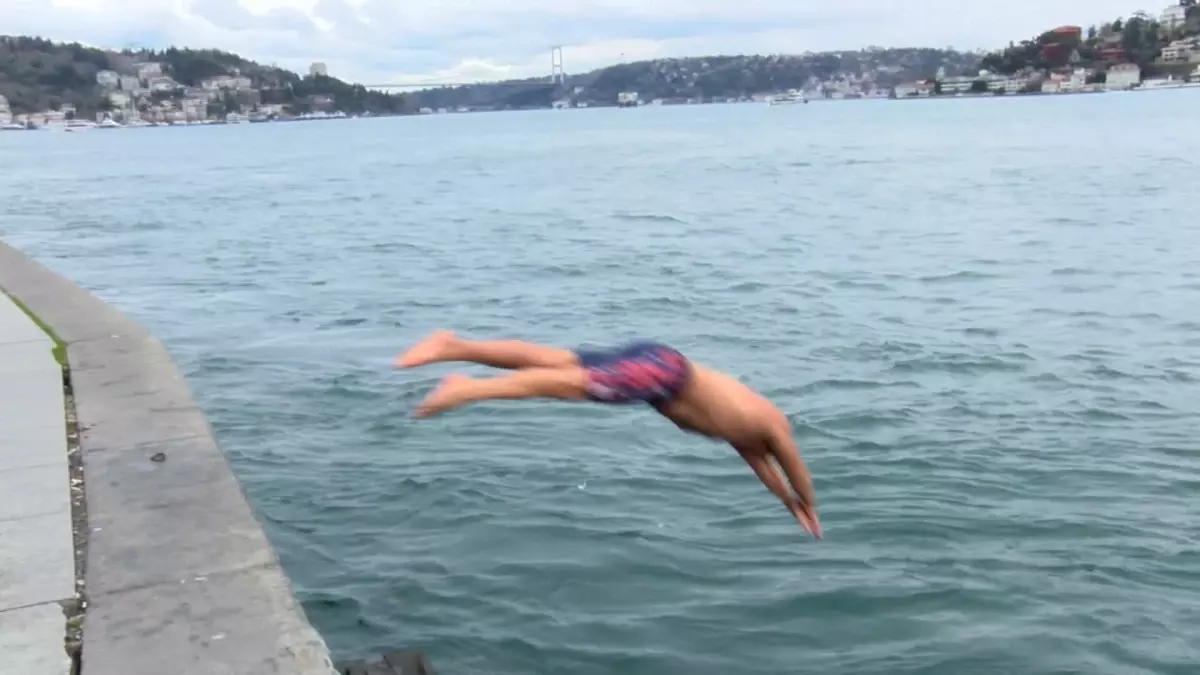 Akıntıburnu Yüzücüleri Yeni Yılı Boğazda Karşıladı: Sıcak Su ve Soğuk Hava Karşıtı Ritüel