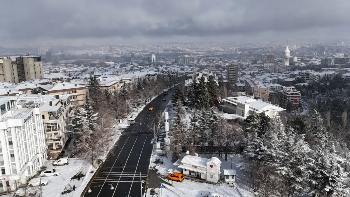 Ankara Kışa Bembeyaz Bir Başlangıç Yaptı: Yeni Yıl Karla Girdi