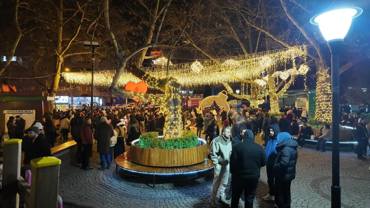 Ankara Kuğulu Park’ta Renkli Davul Zurna Eşliğinde Yeni Yıl Coşkusu