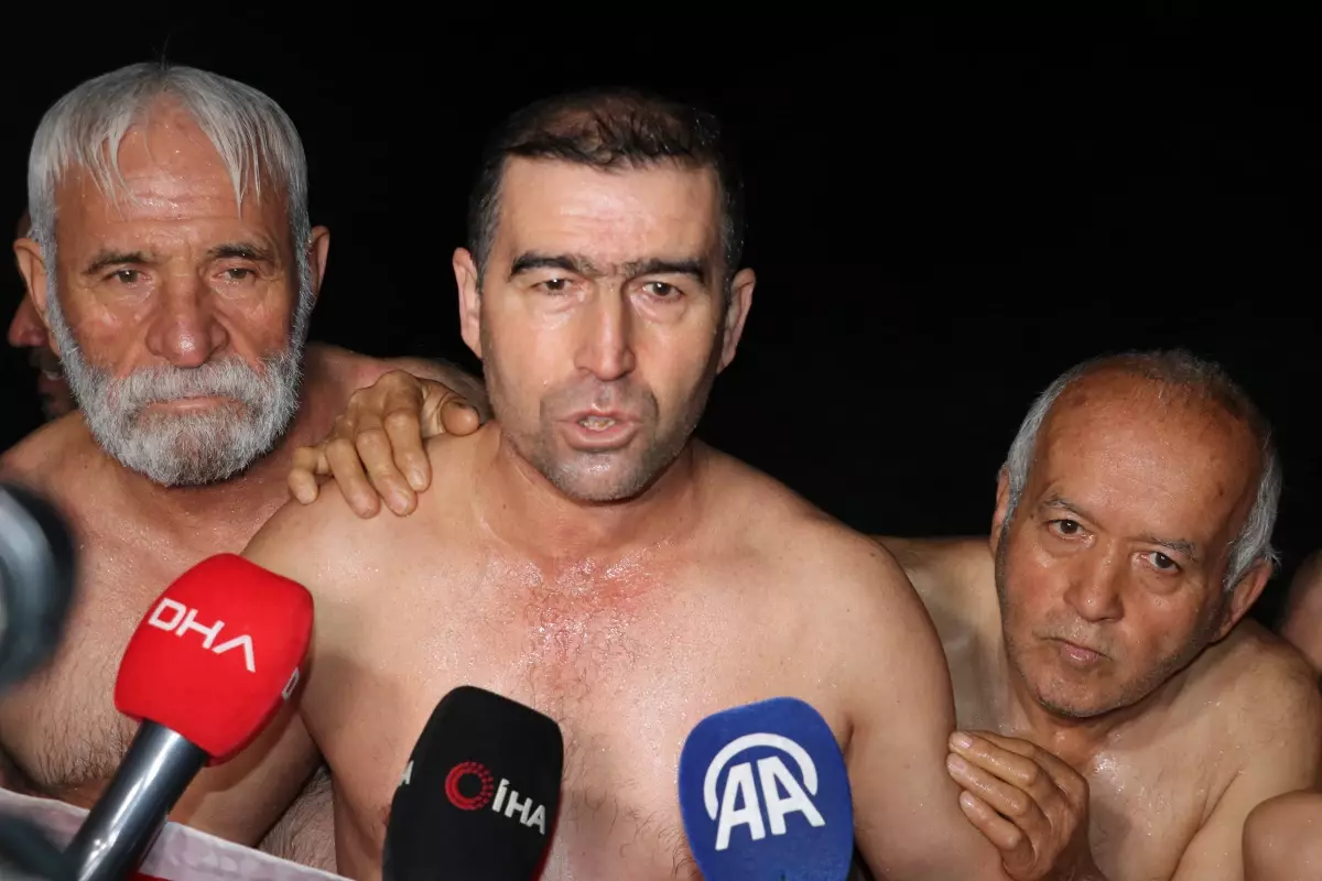 Antalya’da Konyaaltı Sahili’nde 2026’yı Denizde Karşılama Riti