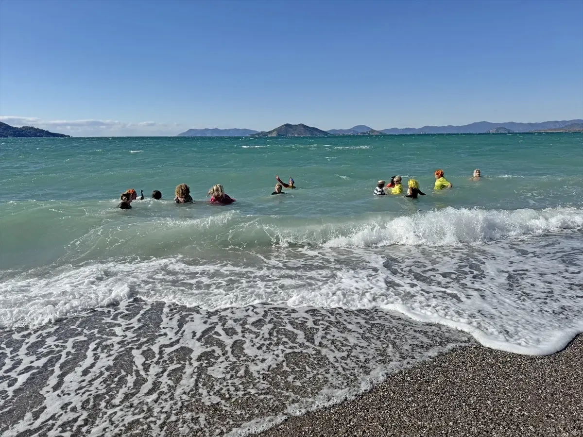 Fethiye'de Kostümle Dalgalar Kırıldı: Yeni Yıla Yardımseverlik ve Renkli Bir Başlangıç