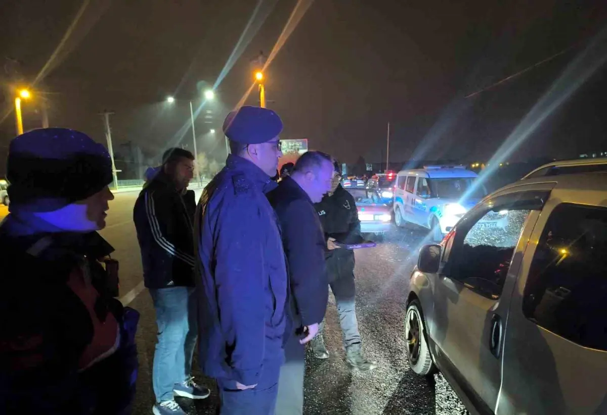 Şuhut’ta Yeni Yıl Coşkusu: Polis ve Jandarma’dan Çikolata ve Çay İkramı