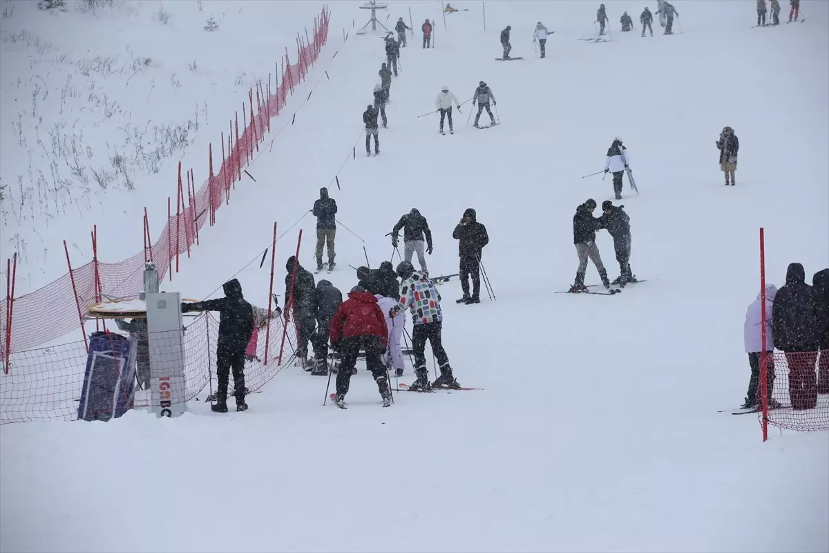 Ilgaz Dağı’nda Yılbaşı Coşkusu: Yurduntepe Kayak Merkezi Kalabalıklandı