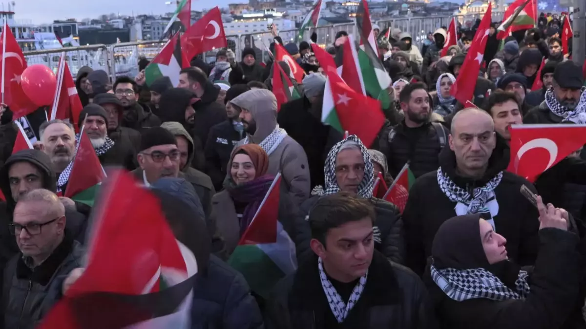 Galata Köprüsü’nde Büyük Gazze Yürüyüşü Coşkusu Şehrin Sokaklarını Doldurdu