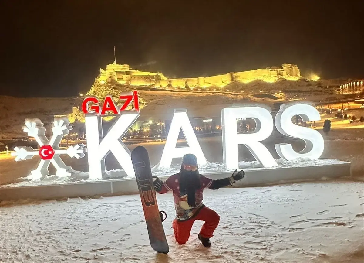 Kars Kalesi'nde Buzlu Rüzgar: Snowboard Tutkunları Tarihi Mekanda Eşsiz Anlar Yaşadı