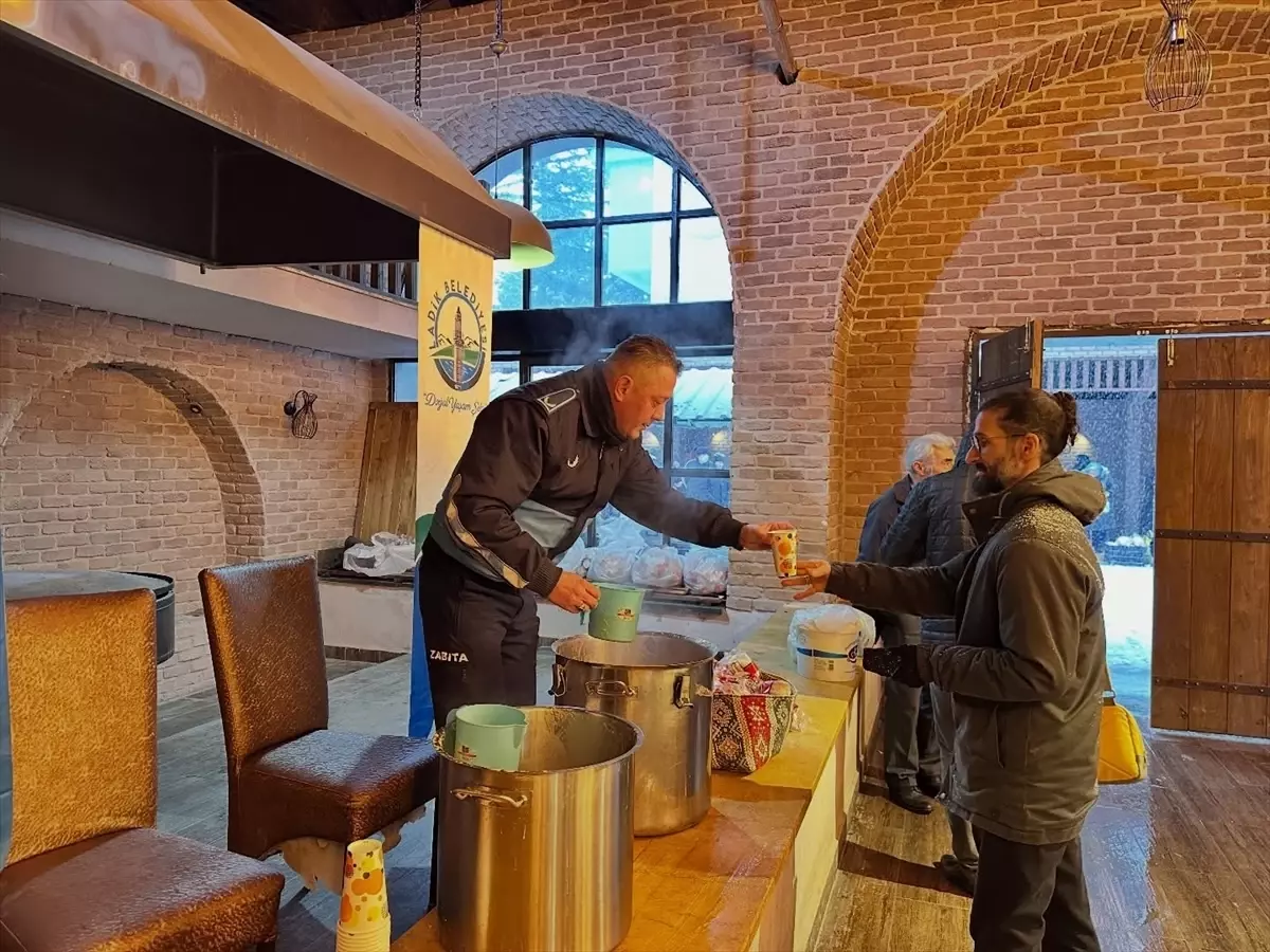 Ladik Belediyesi’nden Soğuk Günlerde Pazarcılara Sıcak Çorba İkramı