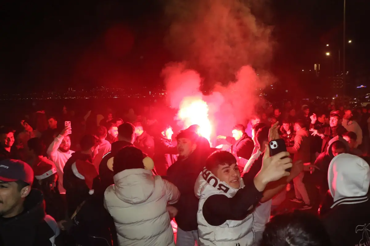 Atakum’da 2026 Yılbaşı Coşkusu: Yüzlerce Vatandaş Kostüm ve Dansla Yeni Yıla Merhaba Dedi