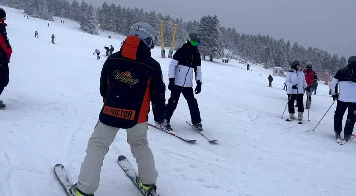 Uludağ’da Yılbaşı Coşkusu: Oteller %95 Doluluk, Kayak Pistleri Turistlerle Dolu