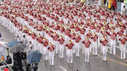 Pasadena’da Yağmur Altında Parlayan 137. Gül Geçit Töreni