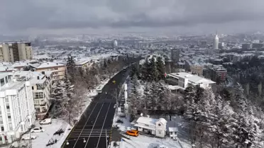 Ankara’da karla kaplı bir cadde