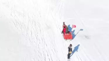 Atlı kızakla snowboard yapan sporcu