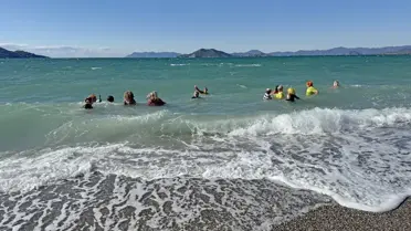 Etkinlikte kostümle denize giren katılımcılar