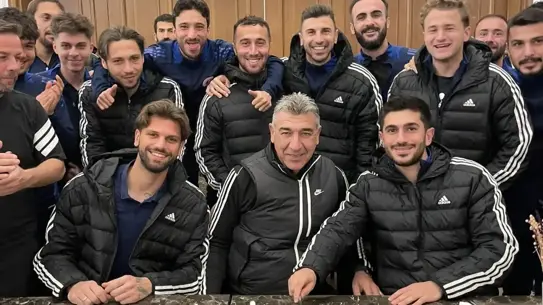 Fethiyespor futbolcuları doğum günü pastasını keserken