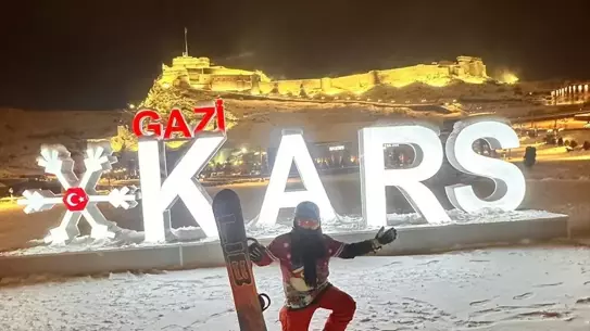 Kars Kalesi'nde Buzlu Rüzgar: Snowboard Tutkunları Tarihi Mekanda Eşsiz Anlar Yaşadı