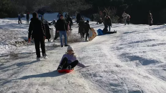 Kütahya’da Bembeyaz Eğlence: Aileler Karla Dolu Mesire Alanında Buluştu