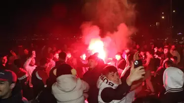 Yılbaşı kostümleri ve dans eden kalabalık