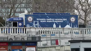 Demir bariyerlerle korunan Taksim Meydanı