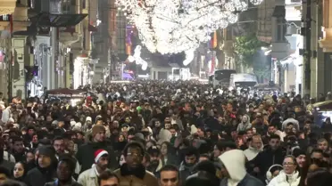 Yeni yıl kutlaması sırasında Taksim Meydanı'nda coşkulu kalabalık