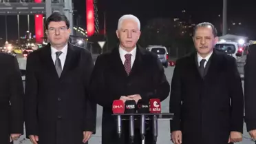 Vali Gül, denetim noktasında görev yapan polis ekiplerine yeni yıl ikramı sunuyor