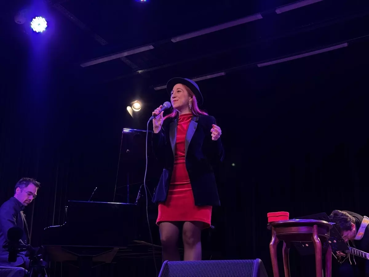 Deliorman’ın “Aşk Kumbarası” Konseri Üç Horan Kilisesi’nde Büyülü Bir Müzik Yolculuğu