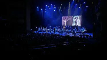 Konserde orkestranın sahnedeki performansı