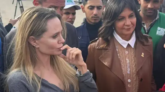 Jolie sınırda yardım ekipleriyle