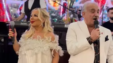 Safiye Soyman sahnede gelinlikle