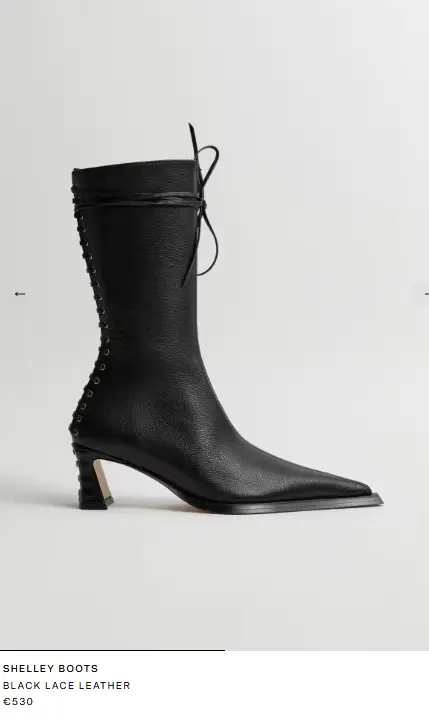 Tören sırasında çizmelerle yürüyen Rama Duwaji