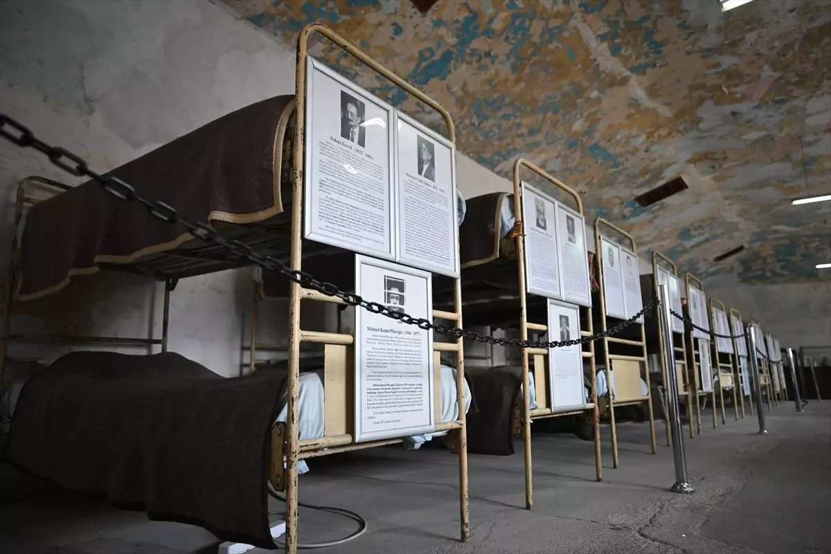 Ulucanlar Cezaevi Müzesi'nde sergilenen Ecevit'in daktilosu