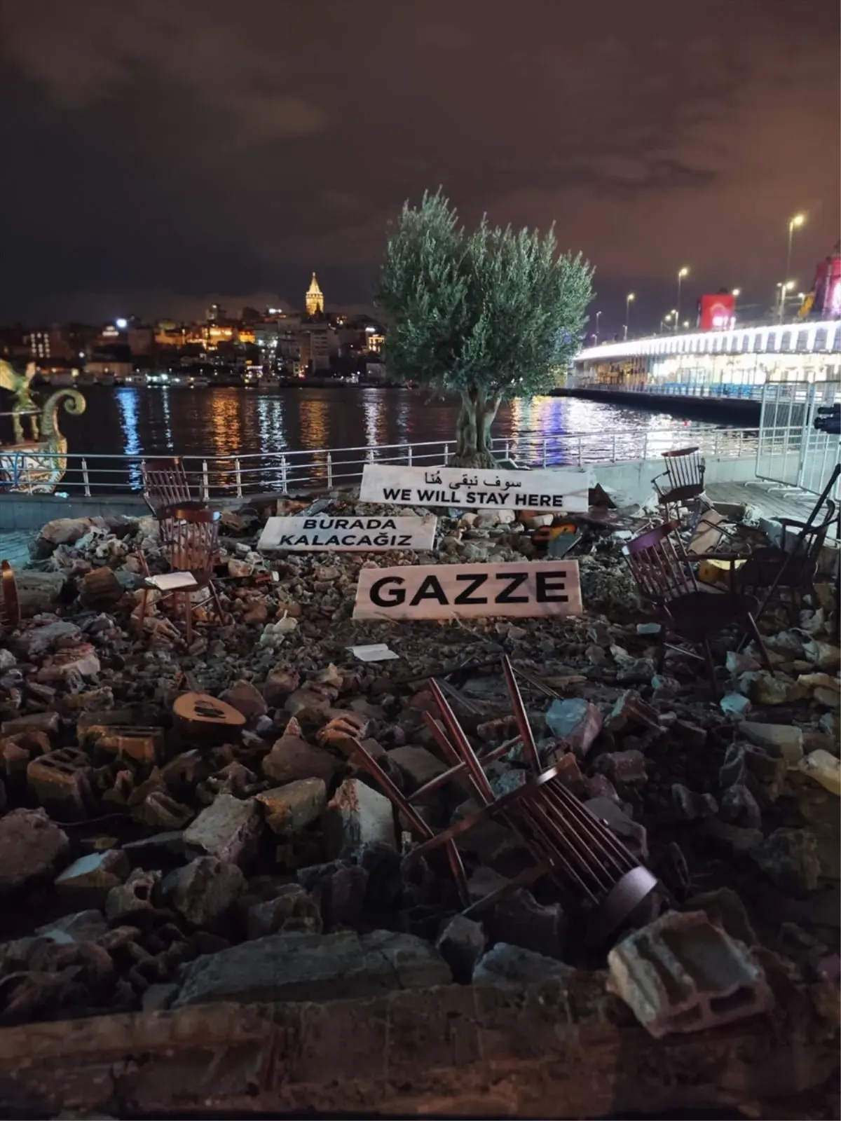 Galata Köprüsü'nde 'Kökler' Enstalasyonu: Gazze Direnişine Sanatsal Bir Selam