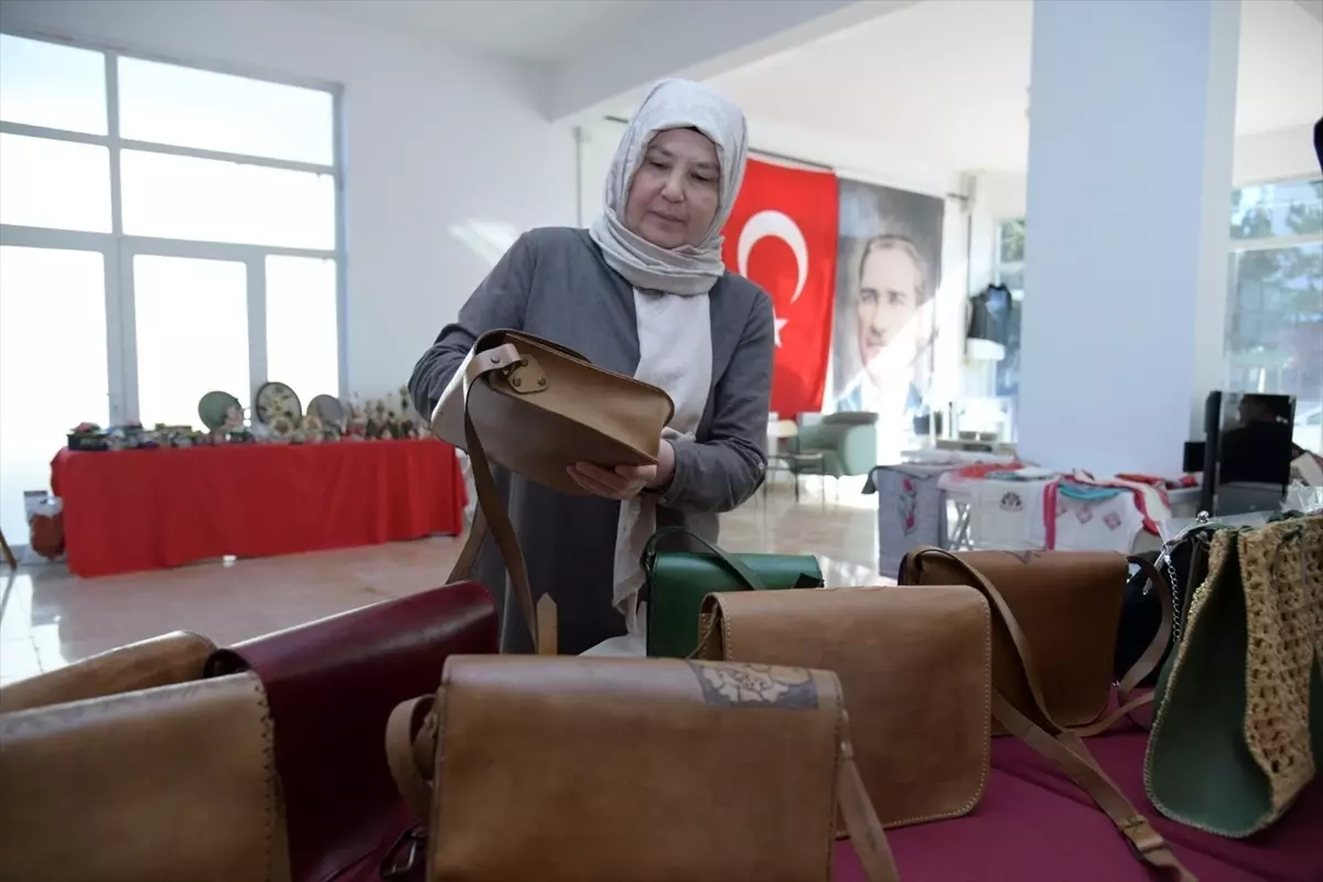 Kahramankazan’da Yılbaşı Rüzgarı: El Sanatları Çarşısı Büyülüyor