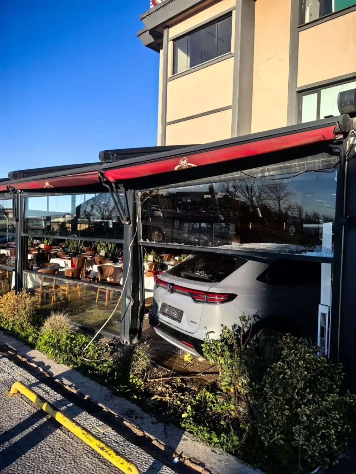 Moğollar'ın Kurucusu Cahit Berkay, Esenyurt'ta Restorana Çarptı: Garson Yaralandı