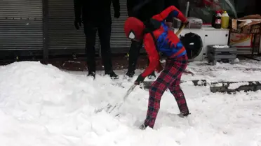 Erciş’te Moral Dalgaları: Örümcek Adam Kostümüyle Genç Aktivistin Destek Ziyareti