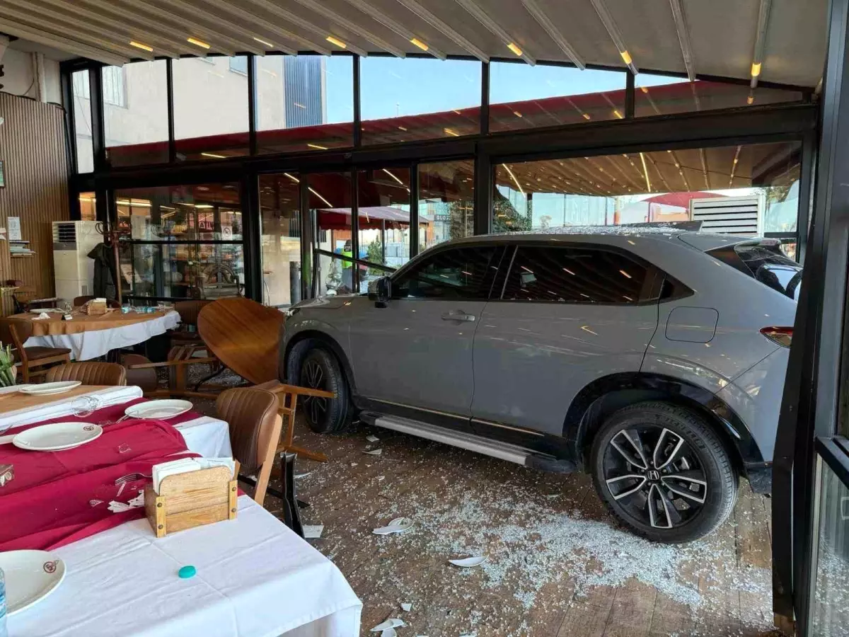 Cahit Berkay’ın Restoran Girişindeki Sürpriz Araç Girişi: Şaşkınlık ve Hafif Kaza