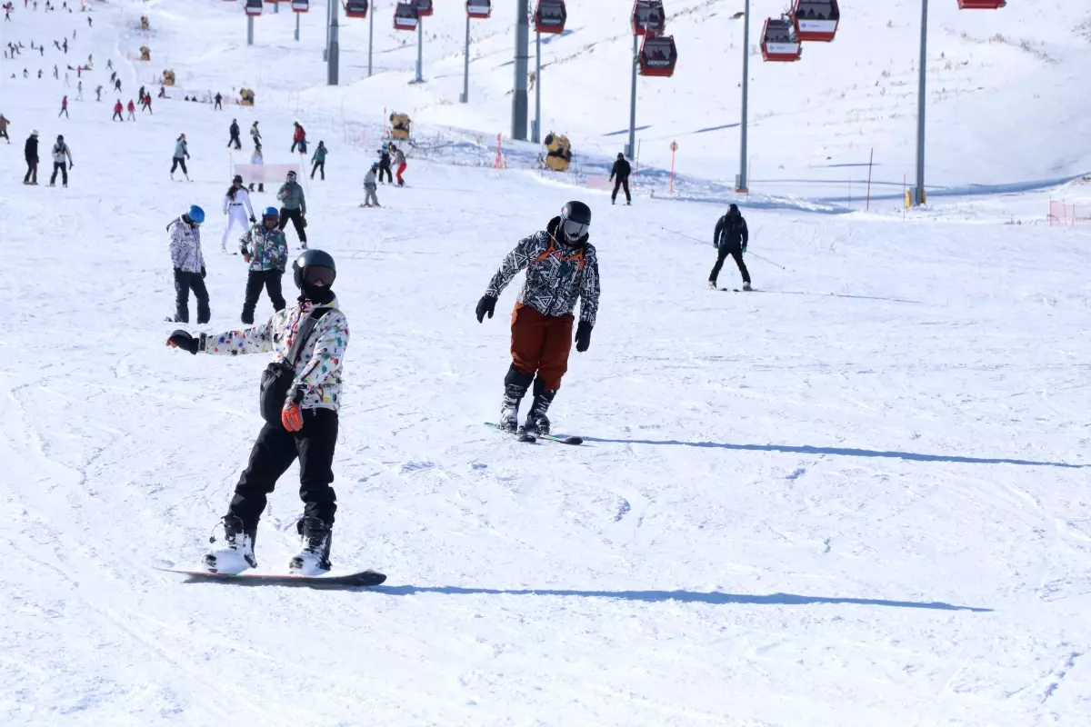 Erciyes Kayak Merkezi'nde Hafta Sonu Coşkusu