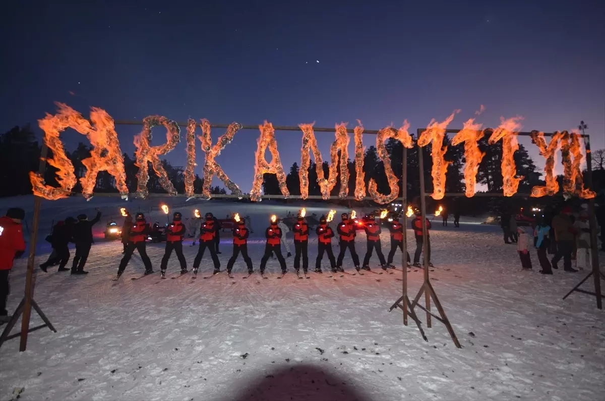 Sarıkamış’ta Işıltılı Kayak Gösterisi Göz Kamaştırdı