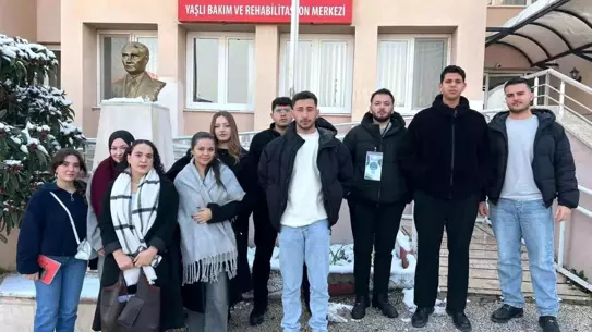 Ziyaret sırasında gençlerin yaşlılarla etkileşimi