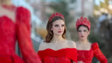 Defilede podyuma çıkan beyaz gelinlik tasarımları